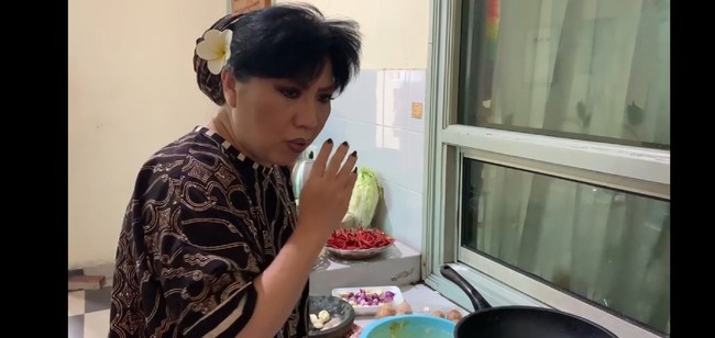 Ia berharap, kemauannya untuk menggarap bisnis sambal dapat menginspirasi orang lain untuk berani berkreasi di tengah situasi yang tak menentu seperti saat ini. Kebanyakan orang menemukan tekniknya dulu baru berani mencoba. Saya nggak belum dapat cara membuat sambal yang tahan lama, tapi nekat saja jualan yang nggak awet. Tapi ini nekat yang penuh perhitungan, tutup Anne Avantie. (Foto: Instagram/Anne Avantie)