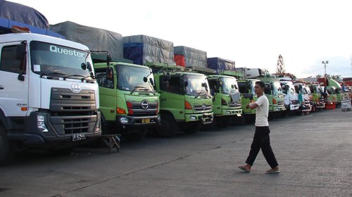 Aktivitas bongkar muat di pelabuhan Ketapang, Banyuwangi, Jawa Timur, Kamis (26/3/2020). Pelabuhan penyeberangan Ketapang-Gilimanuk kembali beroperasi seperti biasa, setelah sebelumnya ditutup  untuk menghormati umat Hindu di Bali yang merayakan Hari Raya Nyepi tahun 1942 Caka. ANTARA FOTO/Budi Candra Setya/ama.
