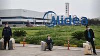 Para pekerjapun telah mulai beraktivitas kembali. Walaupun mereka tetap mengunakan masker. (Reuters)