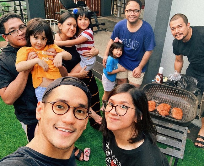Penyanyi Afgansyah Reza melakukan kegiatan seru bersama keluarganya #dirumahaja. Afgan kumpul bersama keluarga sambil barbeque. it’s a bbq kinda day! #biaraman #dirumahaja, tulis pelantun Sadis itu di keterangan fotonya di Instagram. Foto: Instagram