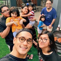 Penyanyi Afgansyah Reza melakukan kegiatan seru bersama keluarganya #dirumahaja. Afgan kumpul bersama keluarga sambil barbeque. it’s a bbq kinda day! #biaraman #dirumahaja, tulis pelantun Sadis itu di keterangan fotonya di Instagram. Foto: Instagram
