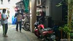 Warga Menteng Dalam Semprotkan Disinfektan Secara Mandiri