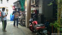 Meski masuk Zona merah, kawasan Menteng Dalam Jakarta Selatan belum juga mendapatkan giliran penyemprotan disinfektan dari pemda setempat. 