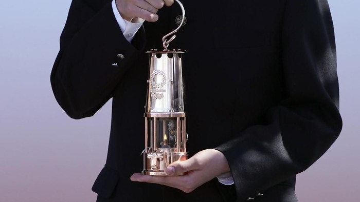 Pandemi Corona membuat pesta olahraga Olimpiade 2020 Tokyo terpaksa ditunda tahun depan. Hal itu ditandai dengan pemulihan api khas Olimpiade di kawasan Jepang Utara.