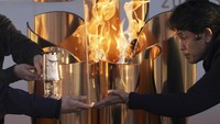 Api tersebut dipajang di Fukushima Jepang, sejak saat itu warga antre untuk melihat api Olimpiade yang tetap menyala meski ditengah pandemi corona. Foto AP/Eugene Hoshiko.