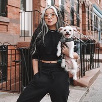 Pada postingan Instagramnya itu, Grey mengenakan masker dan sarung tangan mengajak anjingnya, Napoleon berjalan di lingkungan sekitar. Napoleon tiba-tiba poop di trotoar, dan Grey membungkuk untuk mengambil kotoran anjingnya. Disitulah ia mengalami hal tak mengenakkan dari orang yang lewat. Foto: Instagram