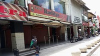 Hanya beberapa toko yang buka di kawasan Malioboro.