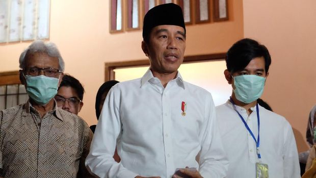 Presiden Jokowi menyampaikan kabar duka cita atas meninggalnya ibunda, Sudjiatmi Notomihardjo