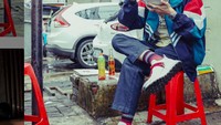 “#localpride bukan cuma soal fashion. Tapi menghargai panganan lokal. Contoh siomay,” kata dr Tirta yang asyik makan siomay kaki lima. Foto: Instagram dr.tirta