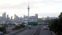 Kota terbesar di Selandia Baru, Auckland menjadi sepi, hanya terlihat kendaraan yang diperbolehkan melintas dengan akses terbatas. Getty Images/Bradley White