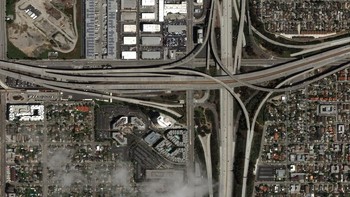 Simpang 105 di Los Angeles, 22 Maret 2020. Foto: Maxar Technologies