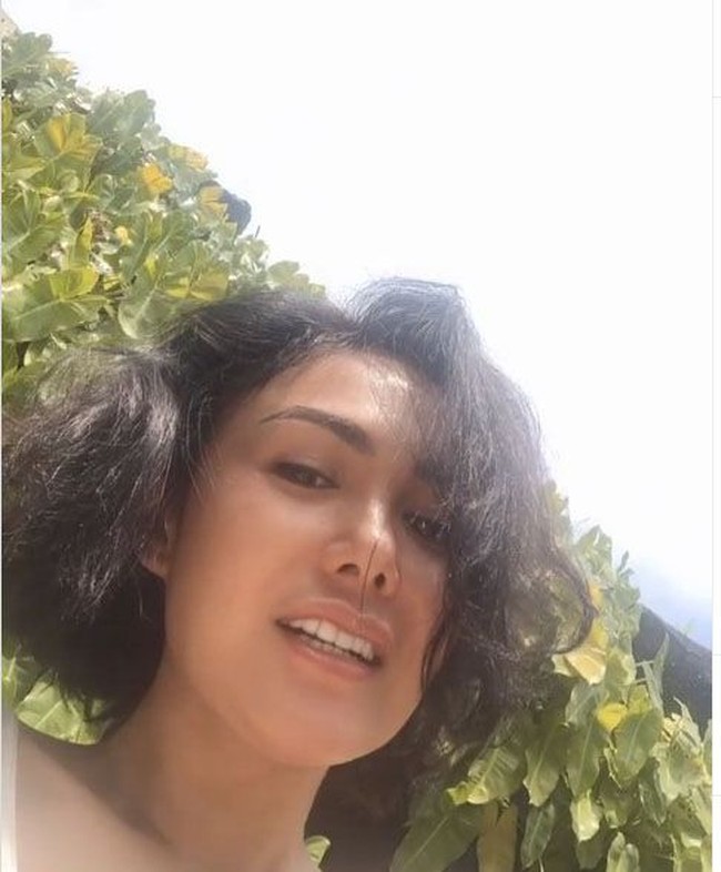 Penyanyi Yuni Shara mengunggah vlog yang berisi keseruannya #dirumahaja. Mulai dari memasak, makan bareng anak hingga berjemur, kakak Krisdayanti itu happy melakukan semua kegiatan #dirumahaja. Foto: Instagram