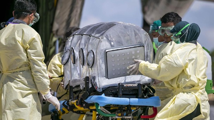 SIMULASI PEMINDAHAN PASIEN COVID-19 Tim medis menurunkan pasien positif terjangkit COVID-19 dari pesawat Hercules C-130 untuk dimasukkan kedalam mobil ambulas, saat simulasi pemindahan pasien COVID-19 di Bandara Hang Nadim, Batam, Kepulauan Riau, Kamis (26/3/2020). Simulasi tersebut untuk melihat kesiapan personel medis dalam menangani proses pemindahan pasien khusus Corona (COVID-19) dari pesawat untuk dibawa ke RS Khusus Corona di Pulau Galang, Batam. ANTARA FOTO/M N Kanwa/ama.