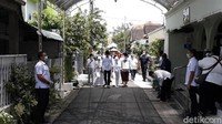 Jenazah Sudjiatmi Notomihardjo tiba di Masjid Baiturrahman, Kamis (26/3/2020) sekitar pukul pukul 11.57 WIB. Masjid ini letaknya hanya beberapa puluh meter dari rumah duka.