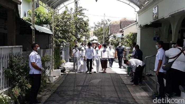 Jenazah Ibunda Jokowi Disalatkan di Masjid Baiturrahman Solo Jenazah Ibunda Presiden Jokowi, Sudjiatmi Notomihardjo disalatkan di Masjid Baiturrahman, Solo. Setelah itu jenazah diberangkatkan ke pemakaman di Karanganyar.