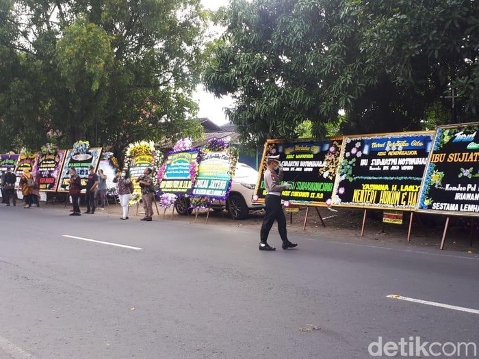 Suasana rumah duka ibunda Jokowi, Solo, Kamis (26/3/2020).
