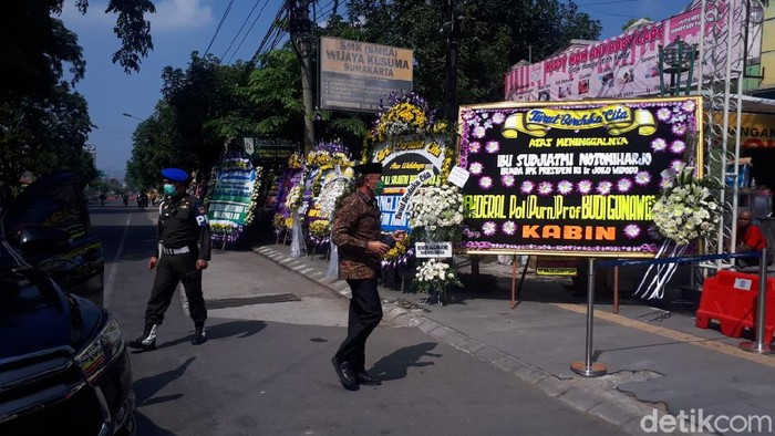 Ketua Umum PSSI, Mochamad Iriawan atau Iwan Bule melayat ibunda Jokowi, Solo, Kamis (26/3/2020).