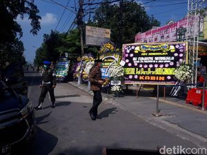 Ketum PSSI Iwan Bule Melayat Ibunda Jokowi di Solo