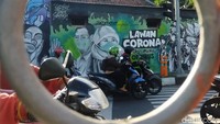 Tidak hanya itu, pemural juga mengambarkan seseorang dengan menggunakan masker dan membawa teropong, disamping gambar itu tertulis pantau omnimbus law.