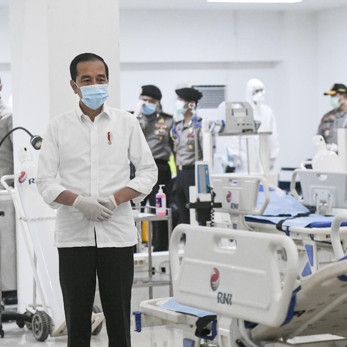 Presiden Joko Widodo merapikan masker yang digunakannya saat meninjau Rumah Sakit Darurat Penanganan COVID-19 Wisma Atlet Kemayoran, Jakarta, Senin (23/3/2020). Presiden Joko Widodo memastikan Rumah Sakit Darurat Penanganan COVID-19 Wisma Atlet Kemayoran siap digunakan untuk menangani 3.000 pasien. ANTARA FOTO/Hafidz Mubarak A/Pool/aww.