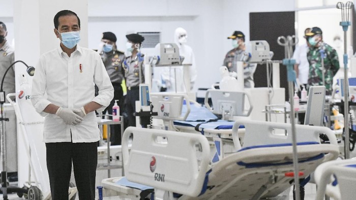 Presiden Joko Widodo merapikan masker yang digunakannya saat meninjau Rumah Sakit Darurat Penanganan COVID-19 Wisma Atlet Kemayoran, Jakarta, Senin (23/3/2020). Presiden Joko Widodo memastikan Rumah Sakit Darurat Penanganan COVID-19 Wisma Atlet Kemayoran siap digunakan untuk menangani 3.000 pasien. ANTARA FOTO/Hafidz Mubarak A/Pool/aww.