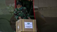 Personel TNI AU menurunkan alat kesehatan (alkes) dari pesawat Hercules C-130 di Bandara Hang Nadim, Batam, Kepulauan Riau, Kamis (26/3/2020).