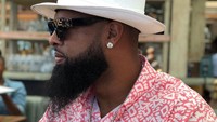 Dengan pose yang sama, bergini gaya lain dari Slim Thug dengan segelas minuman kesukaannya. Posenya itu dengan penampilan ikonik nya. Foto: Instagram @slimthug