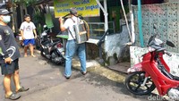 Begini proses operasi disinfeksi corona yang dilakukan secara mandiri olah warga.