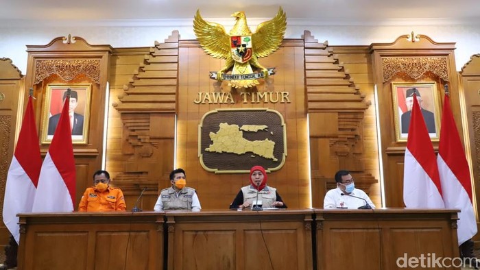 Gubernur Jawa Timur Khofifah jumpa pers di grahadi