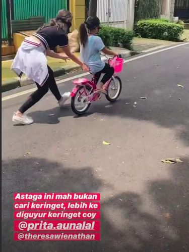 Belajar Naik Sepeda, Anak Nia Ramadhani Dapat Pengawalan Ketat