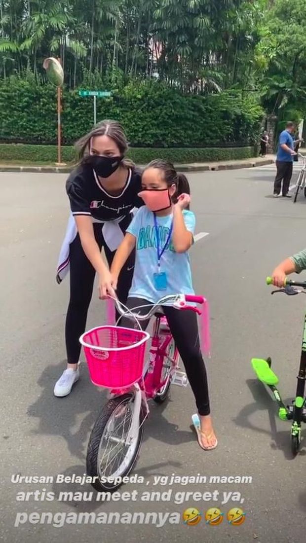 Belajar Naik Sepeda, Anak Nia Ramadhani Dapat Pengawalan Ketat
