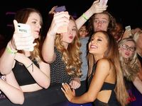 Krisis Virus Corona, Ariana Grande dan Taylor Swift Bantu Fans Pengangguran