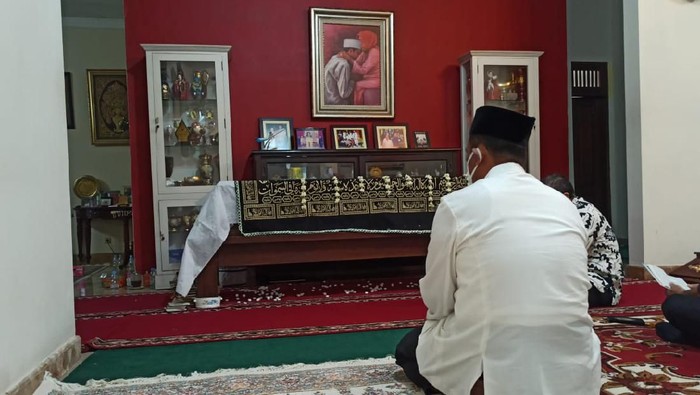 Eks Menteri Pertanian Andi Amran Sulaiman melayat ibunda Presiden Jokowi di Solo, Kamis (26/3/2020).
