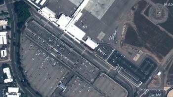 Area tempat parkir kendaraan di Bandara Internasional Fresno Yosemite di California, 20 Maret 2020. Foto: Maxar Technologies
