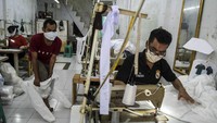 Pembuatan APD dilakukan di sebuah rumah yang dijadikan home industry. Ada sekitar 8 mesin jahit yang digunakan untuk membuat pakaian khusus tim medis tersebut.