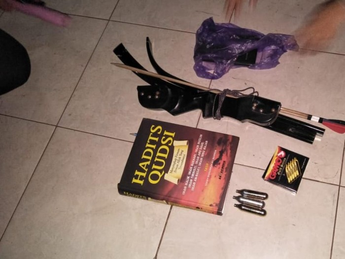 Barang bukti yang diamankan saat penangkapan terduga teroris di Batang, Kamis (26/3/2020).