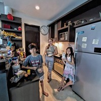 Wulan Guritno dan keluarganya berdiam di rumah alias melakukan karantina dalam rangka mencegah penyebaran virus Corona atau COVID-19. Pada hari ke-7 #dirumahaja, Wulan mengaku dia menghabiskan waktu bersama anak-anaknya untuk membuat kue. Self quarantine day-7 got us cooking and baking all day, tulisnya di Instagram. Foto: Instagram