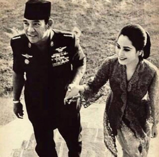 Dewi Soekarno diketahui sebagai istri ke-6 Presiden Soekarno. Ia menikah dengan Sang Proklamator ketika usianya masih sangat muda. Foto: instagram