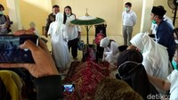 Tampak Jokowi dan putra sulungnya, Gibran Rakabuming Raka mengiringi pemakaman almarhumah yang berlangsung secara sederhana dengan pengamanan paspampres ini.
