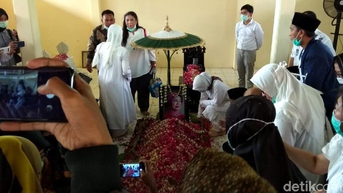 Momen Prosesi Pemakaman Ibunda Jokowi Jenazah ibunda Presiden Joko Widodo (Jokowi), Sudjiatmi Notomihardjo, dimakamkan di tempat pemakaman keluarga, Mundu.