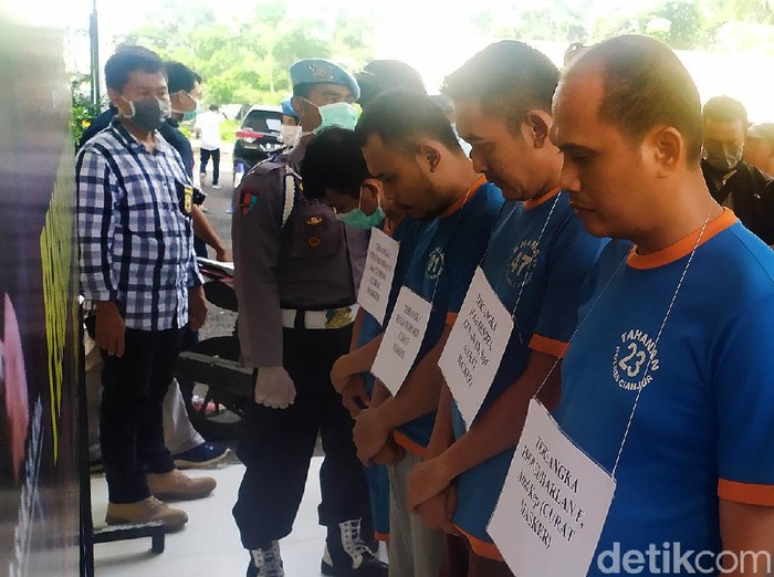 Polres Cianjur berhasil menangkap empat orang pelaku pencurian ratusan kotak masker di Gudang Farmasi RSUD Pagelaran Kabupaten Cianjur. Ini dia tampangnya.