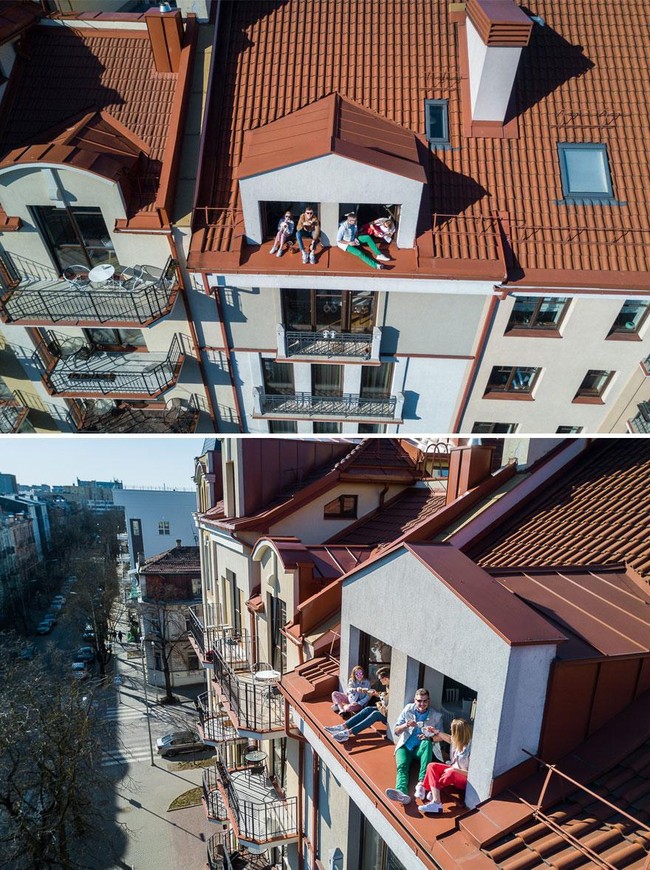 Ngeteh di lantai atas rumah bersama keluarga juga terlihat asik. Selain dapat mengisi waktu luangmu saat mengisolasi diri, kegiatan ini juga dapat mempererat hubunganmu bersama keluarga. (Foto: dok. Boredpanda/ adasvasiliauskas)