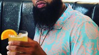 Posenya dengan minuman segar itu juga terlihat pada foto yang satu ini. Slim Thug sudah memegangi segelas minuman rasa jeruk. Lengkap dengan potongan buah jeruk pada gelasnya. Foto: Instagram @slimthug