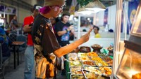 dr Tirta juga dikenal sebagai sosok pencinta sneakers. Ia memiliki usaha jasa cuci senakers. Soal kulinera, ia tak ragu mencicipi makanan kaki lima. Foto: Instagram dr.tirta