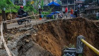 Begini penampakan jalan yang amblas di Kampung Cinyiru, Lebak, Banten, Kamis (26/3/2020).