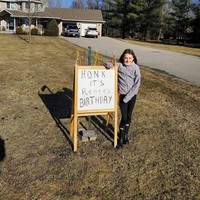 Orangtua bisa membesarkan hati si kecil yang tak dapat merayakan ulang tahun dengan cara seperti ini. Yakni meminta orang yang berkendara membunyikan klakson untuk memperingati pertambahan usianya. Foto: Reddit alinepadfieldcoaching