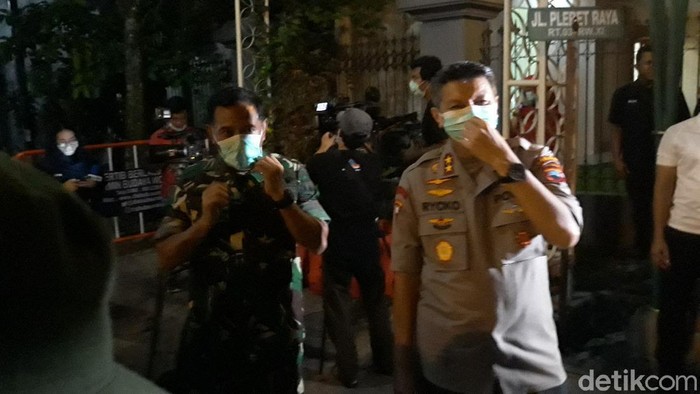 Pengamanan di sekitar rumah duka ibunda Presiden Jokowi di Solo, Rabu (25/3/2020).