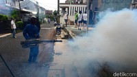 Cegah DBD warga Pondok Karya lakukan fogging Ditengah wabah Corona, demam berdarah juga menjadi ancaman warga selain wabah corona.