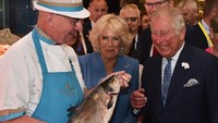 Berkunjung ke pameran ikan, Pangeran Charles nampak senang saat melihat seekor ikan dengan ukuran yang cukup besar tersebut. Foto: Istimewa