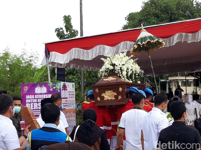 Jenazah ibunda Jokowi tiba di pemakaman, Karanganyar.